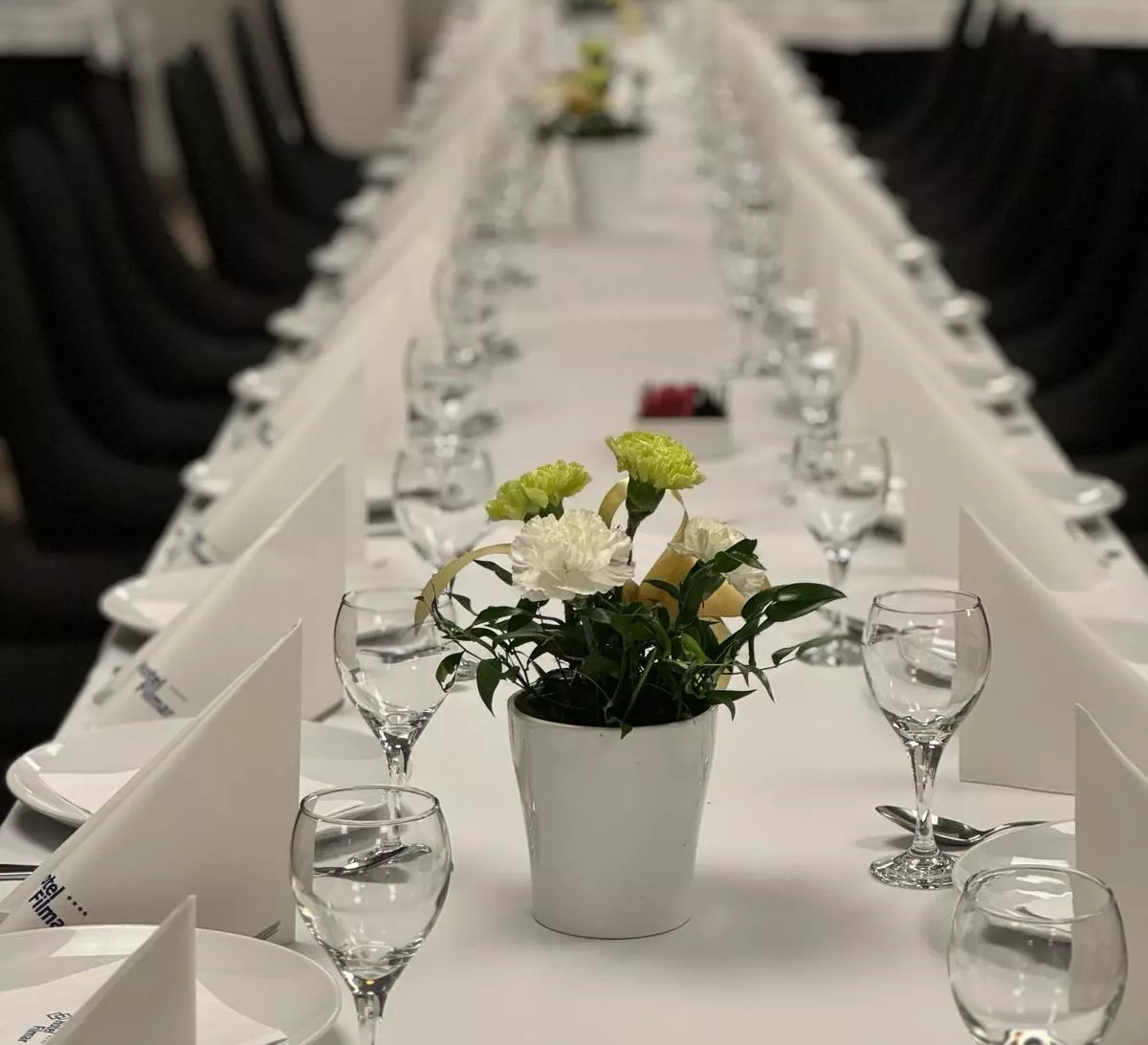 Sala przystrojona na czarno i biało