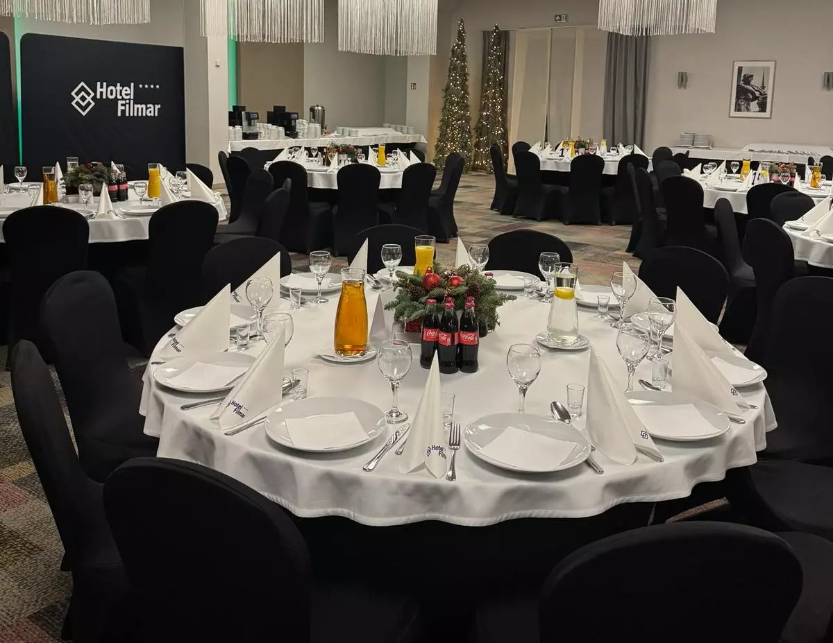 Sala przystrojona na czarno i biało